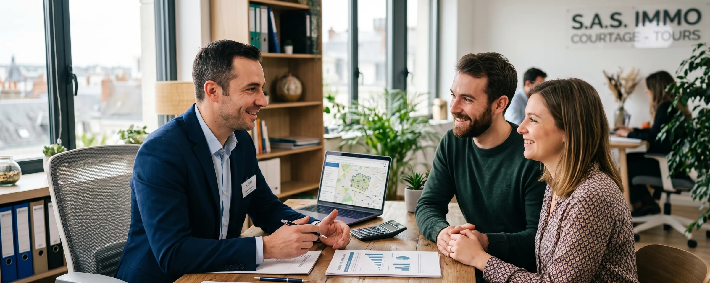 Un courtier présente une simulation de financement immobilier à un couple dans son bureau